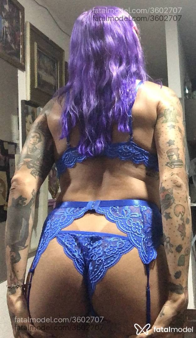 Acompanhante mulher trans com cabelo colorido de olhos castanhos - Izzabela Suic