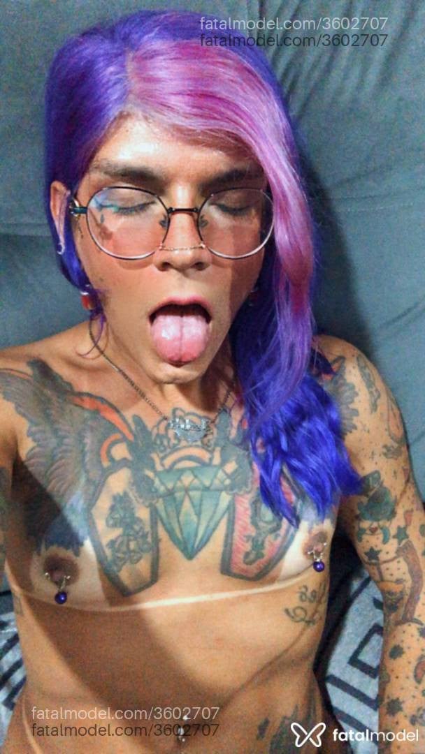 Acompanhante mulher trans com cabelo colorido de olhos castanhos - Izzabela Suicide