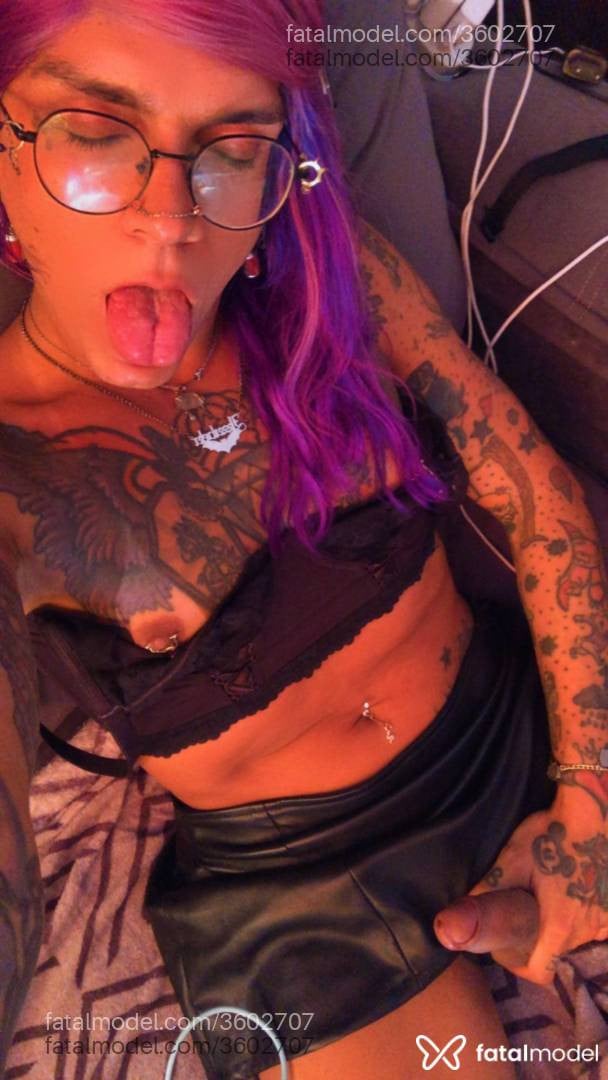 Acompanhante mulher trans com cabelo colorido de olhos castanhos - Izzabela Suicide