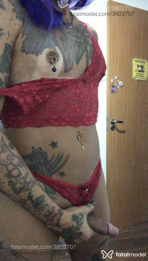 Acompanhante mulher trans com cabelo colorido de olhos castanhos - Izzabela Suicide