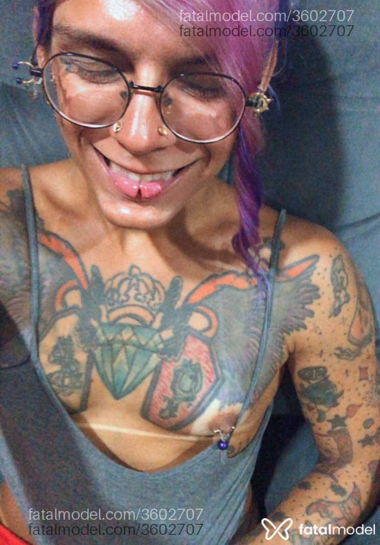 Acompanhante mulher trans com cabelo colorido de olhos castanhos - Izzabela Suic