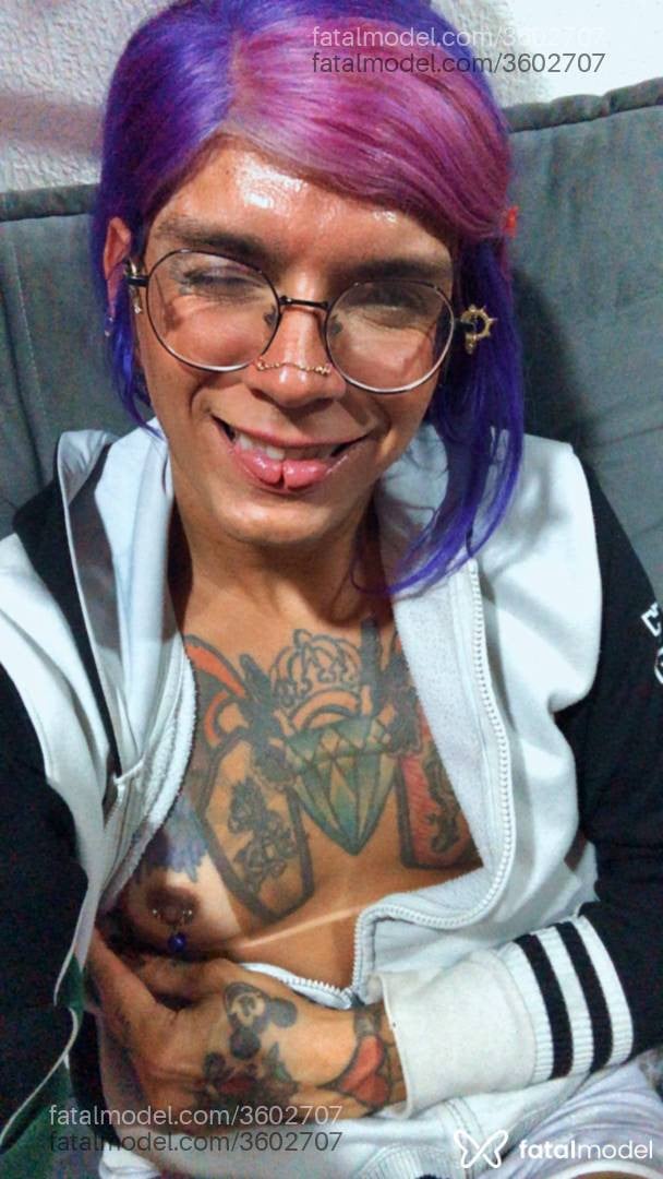 Acompanhante mulher trans com cabelo colorido de olhos castanhos - Izzabela Suicide
