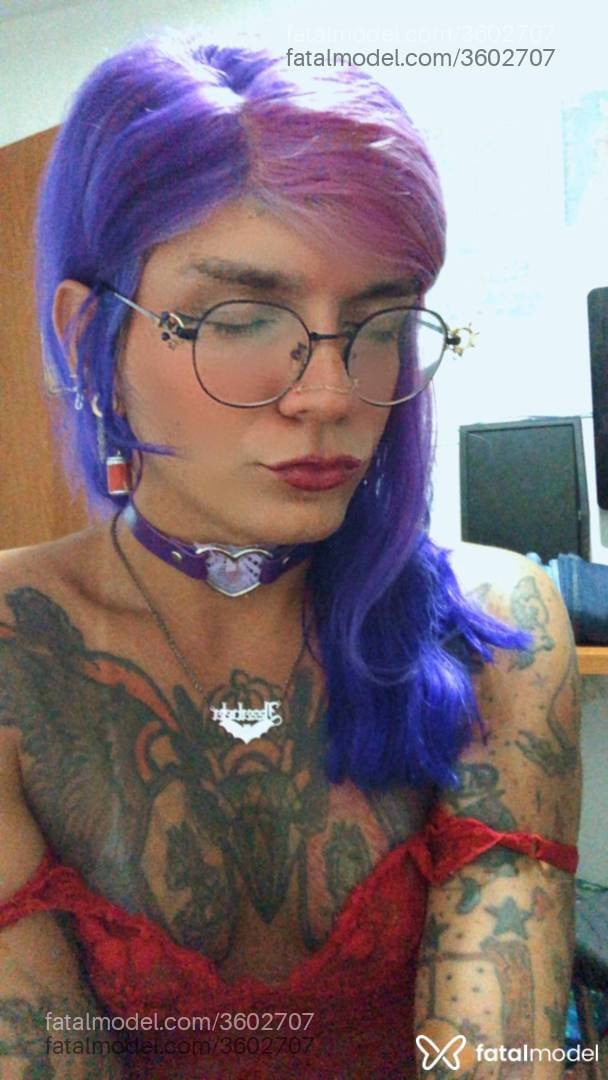 Acompanhante mulher trans com cabelo colorido de olhos castanhos - Izzabela Suicide