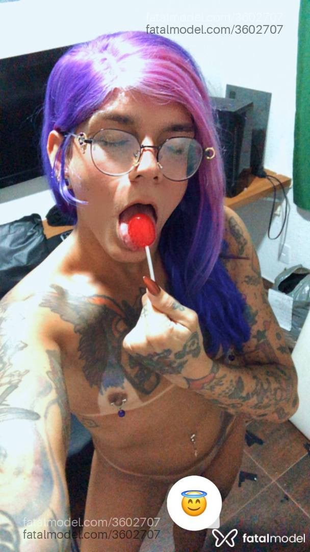Acompanhante mulher trans com cabelo colorido de olhos castanhos - Izzabela Suicide