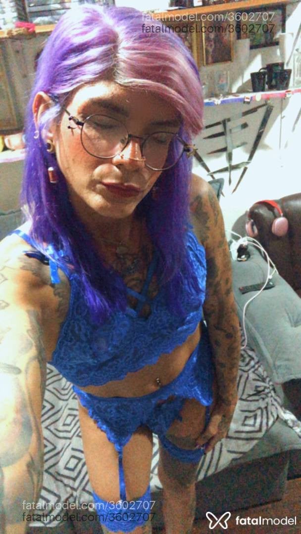 Acompanhante mulher trans com cabelo colorido de olhos castanhos - Izzabela Suic