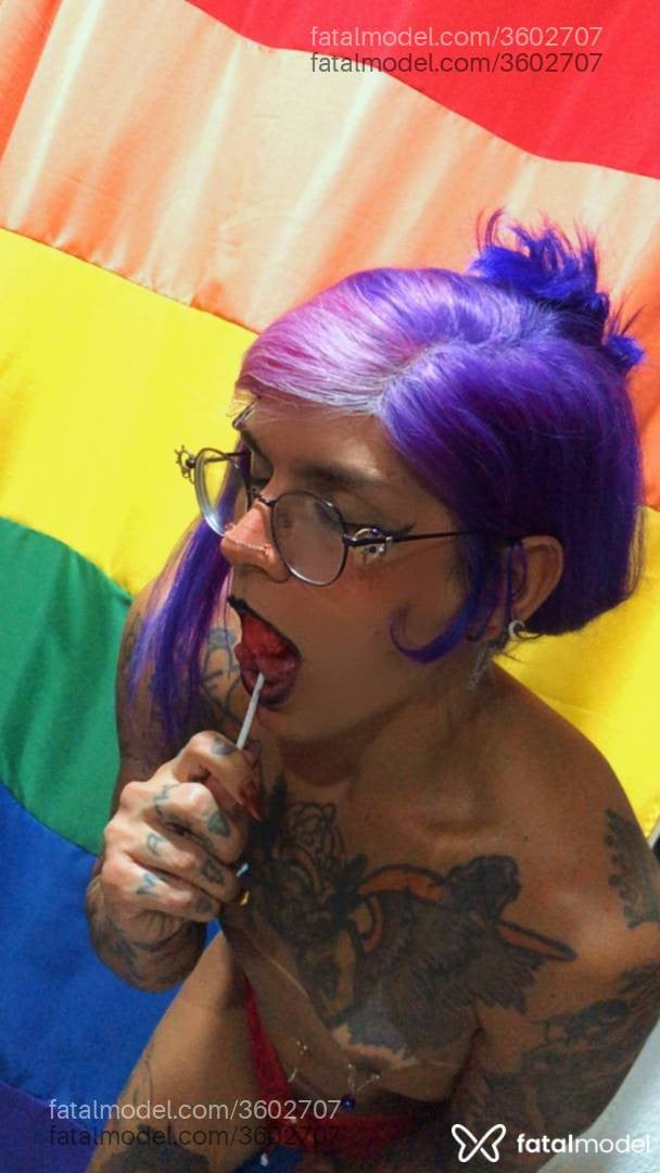 Acompanhante mulher trans com cabelo colorido de olhos castanhos - Izzabela Suicide