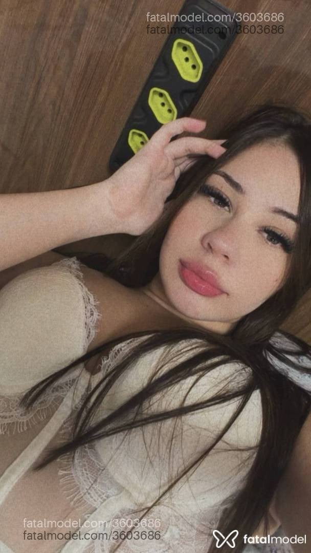 Acompanhante mulher com cabelo castanho de olhos verdes - Alice Duarte