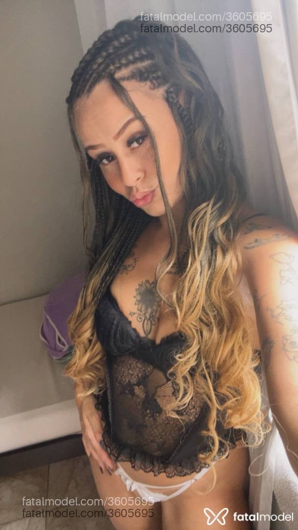 Acompanhante mulher com cabelo castanho de olhos castanhos - Shaory
