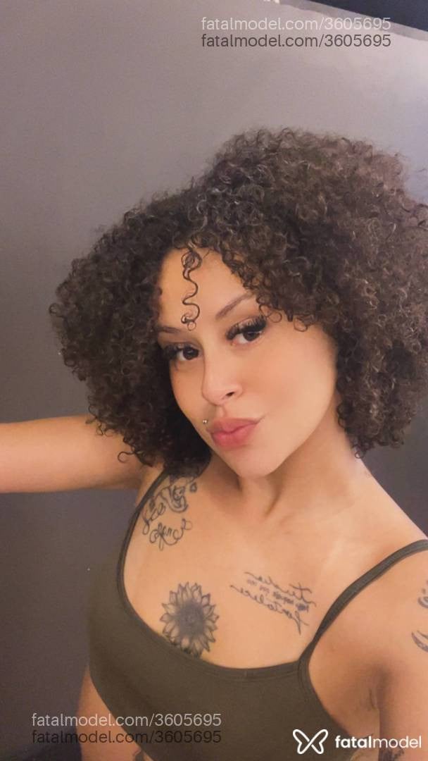 Acompanhante mulher com cabelo castanho de olhos castanhos - Shaory