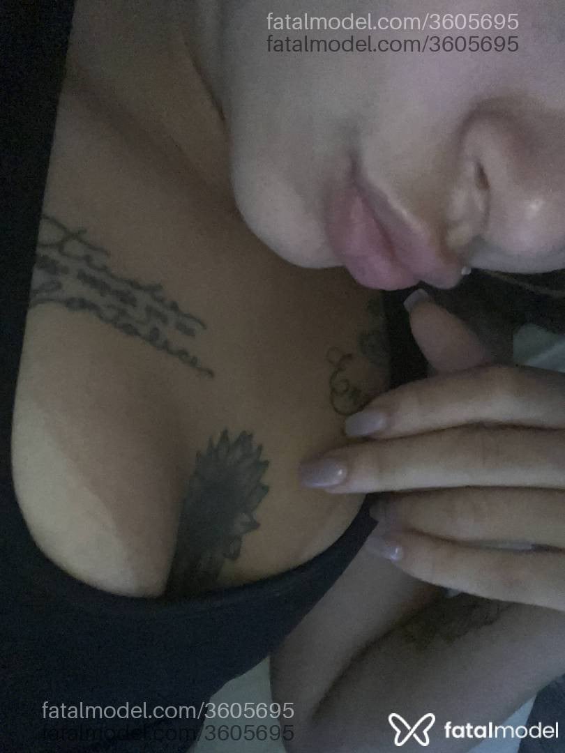 Acompanhante mulher com cabelo castanho de olhos castanhos - Shaory