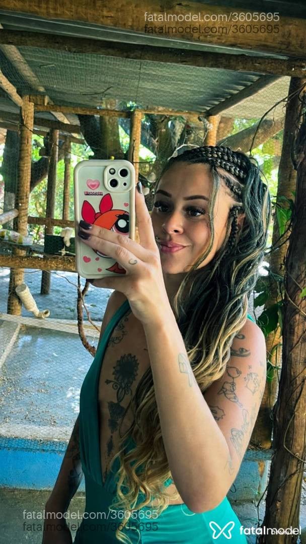 Acompanhante mulher com cabelo castanho de olhos castanhos - Shaory
