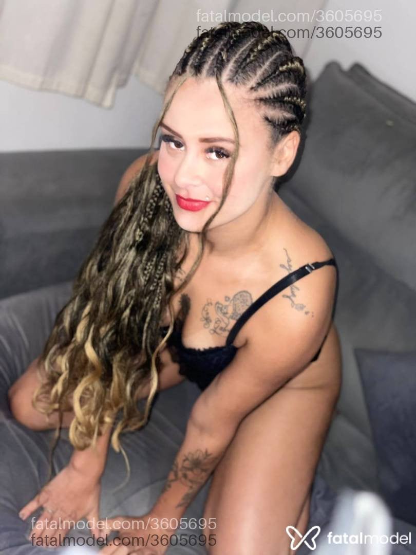 Acompanhante mulher com cabelo castanho de olhos castanhos - Shaory