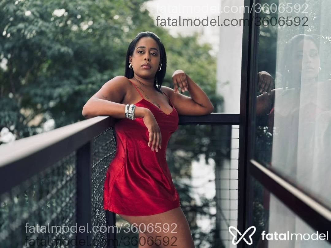 Acompanhante mulher morena (o) de olhos castanhos - Isadora Black