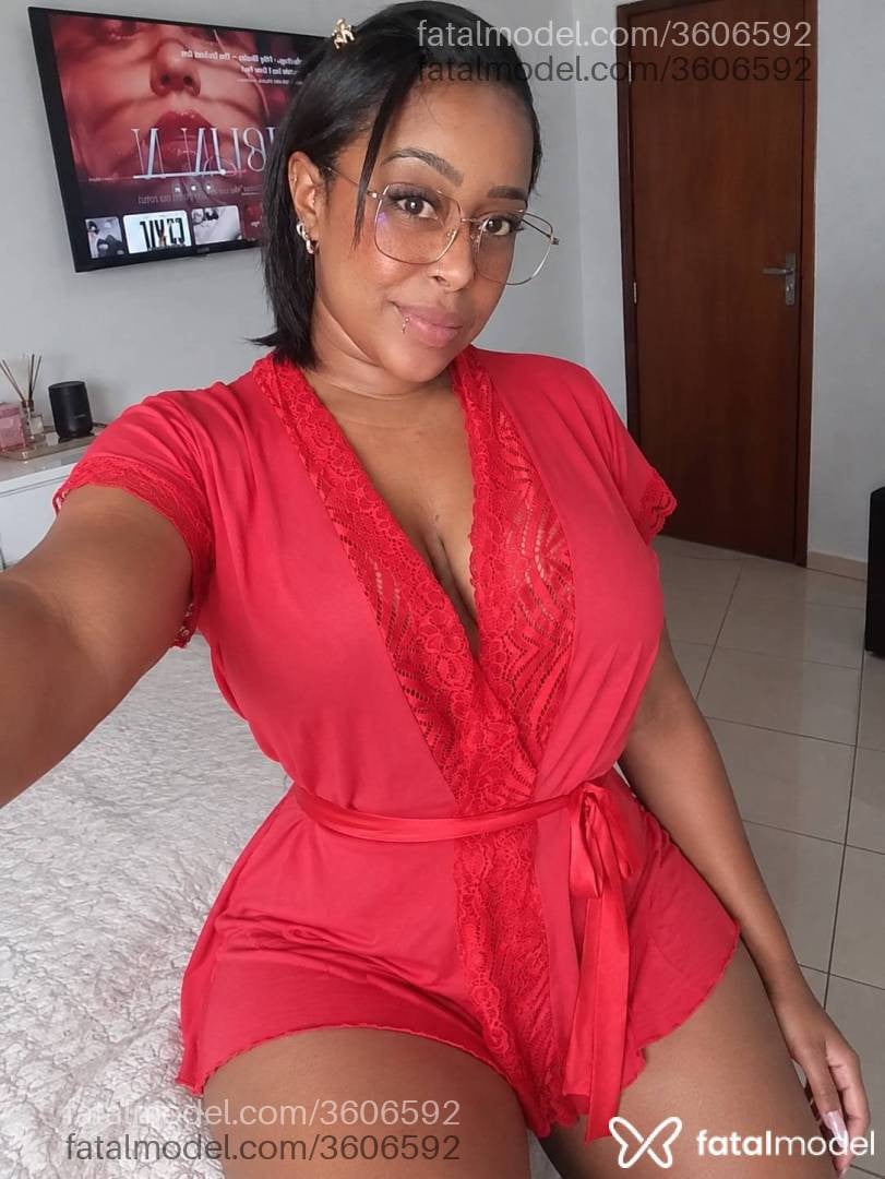 Acompanhante mulher morena (o) de olhos castanhos - Isadora Black