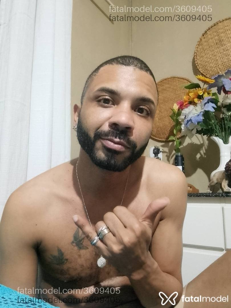 Acompanhante homem com cabelo grisalho de olhos castanhos - Lucas Eguto