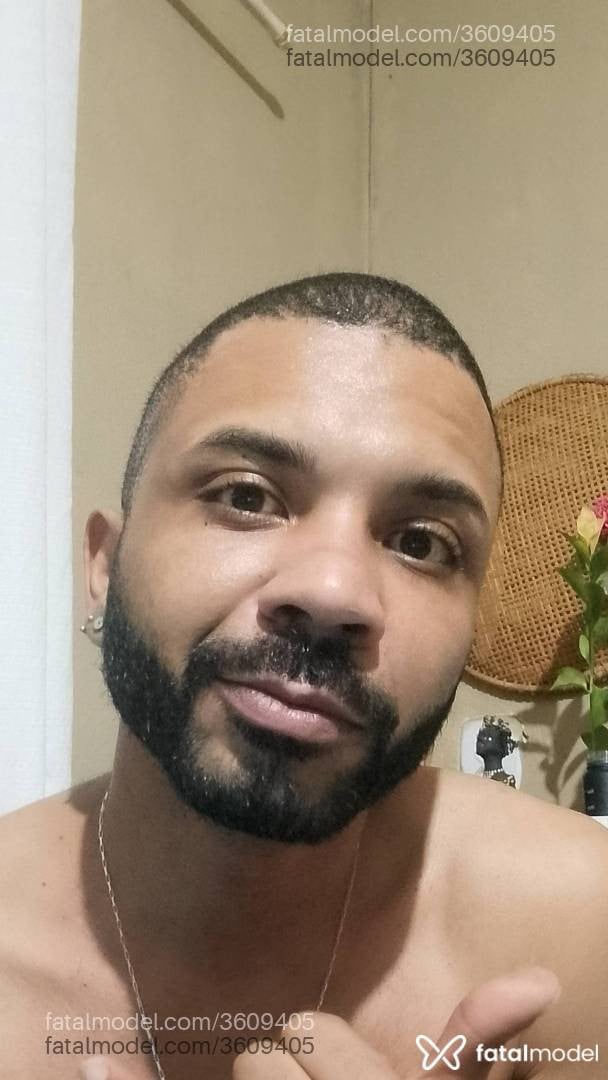 Acompanhante homem com cabelo grisalho de olhos castanhos - Lucas Eguto