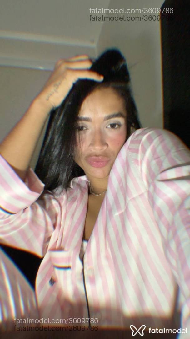 Acompanhante mulher morena (o) de olhos pretos - Celine