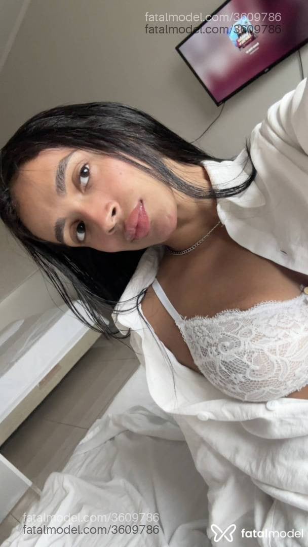 Acompanhante mulher morena (o) de olhos pretos - Celine