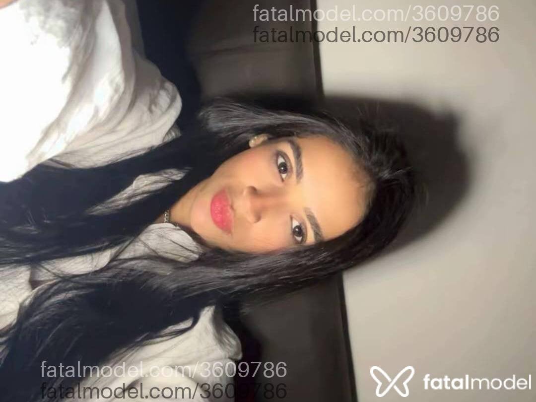 Acompanhante mulher morena (o) de olhos pretos - Celine