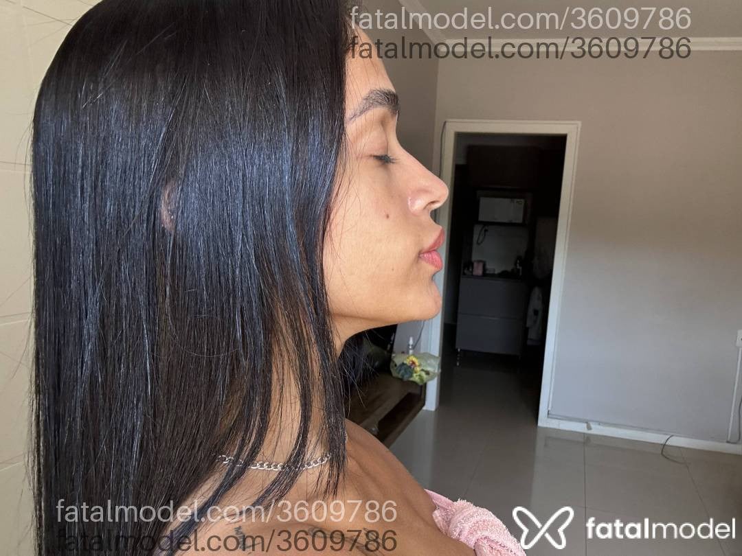 Acompanhante mulher morena (o) de olhos pretos - Celine