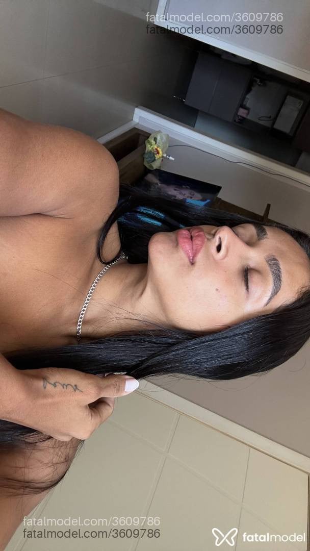 Acompanhante mulher morena (o) de olhos pretos - Celine