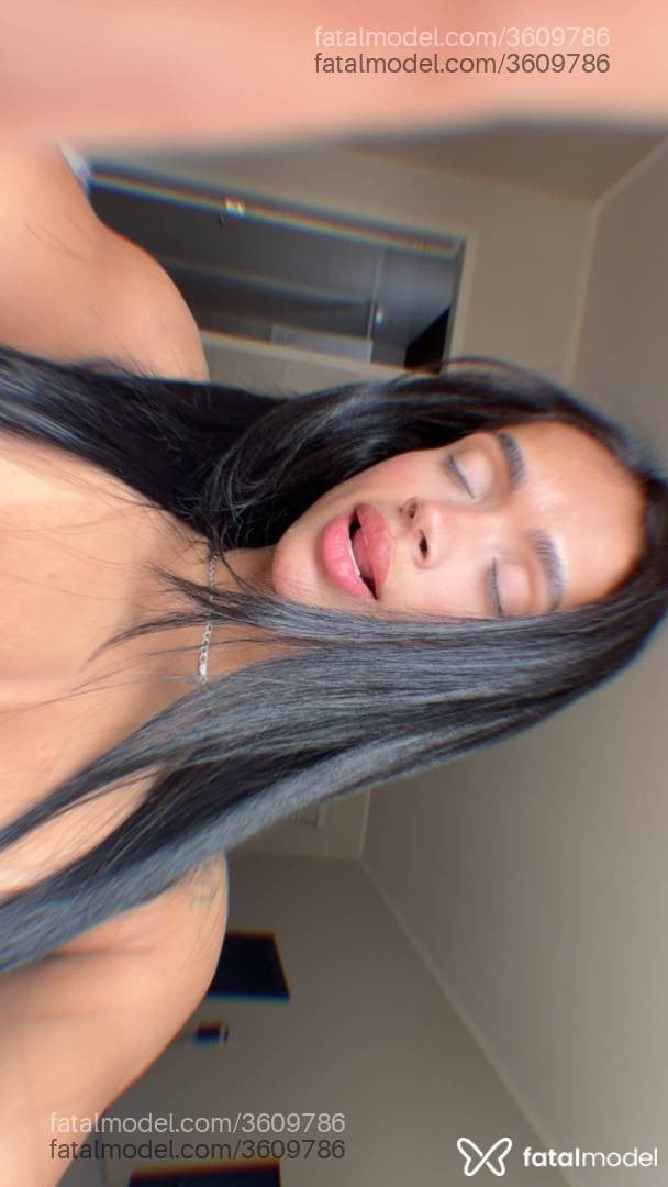 Acompanhante mulher morena (o) de olhos pretos - Celine
