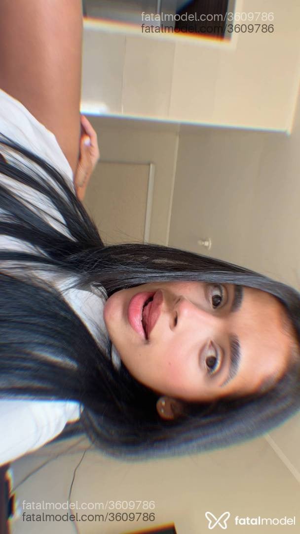 Acompanhante mulher morena (o) de olhos pretos - Celine