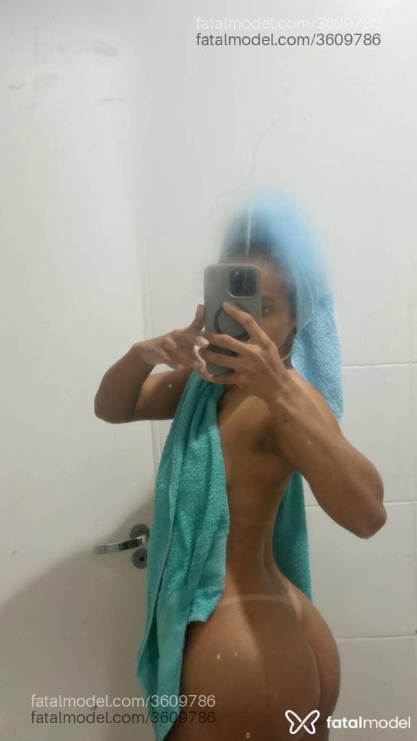 Acompanhante mulher morena (o) de olhos pretos - Celine