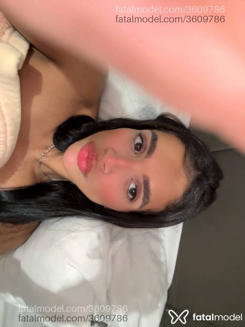 Acompanhante mulher morena (o) de olhos pretos - Celine