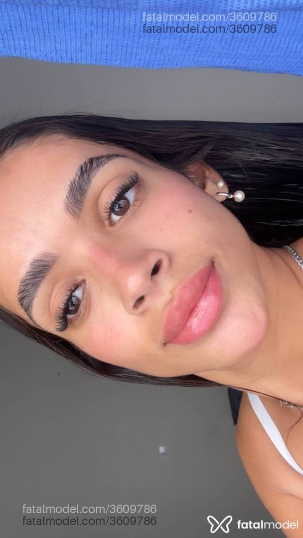 Acompanhante mulher morena (o) de olhos pretos - Celine