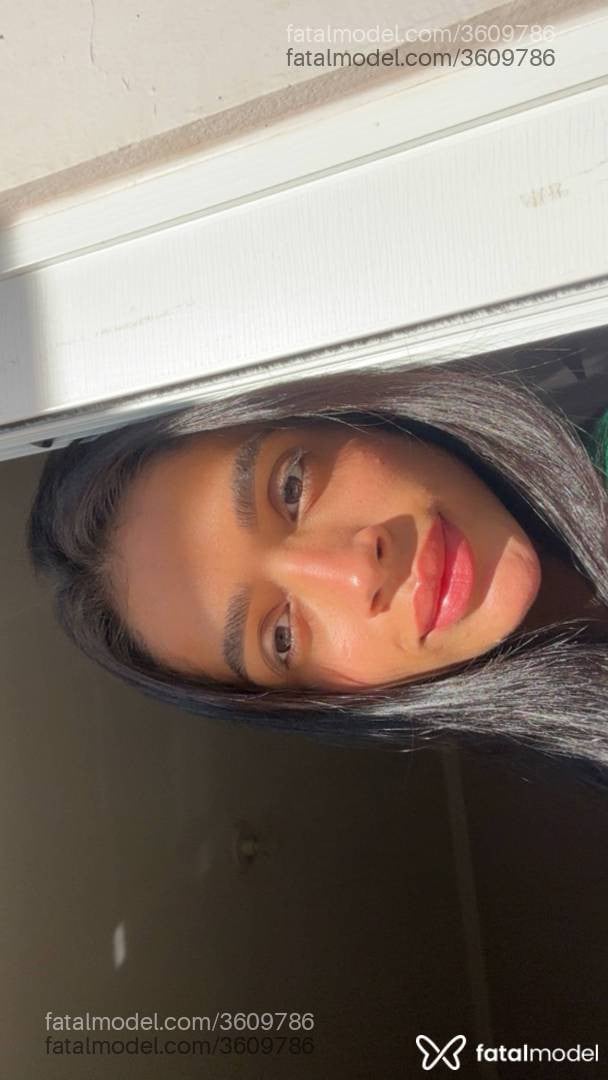Acompanhante mulher morena (o) de olhos pretos - Celine