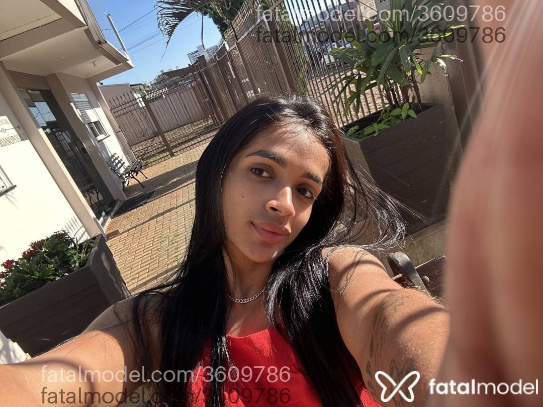Acompanhante mulher morena (o) de olhos pretos - Celine