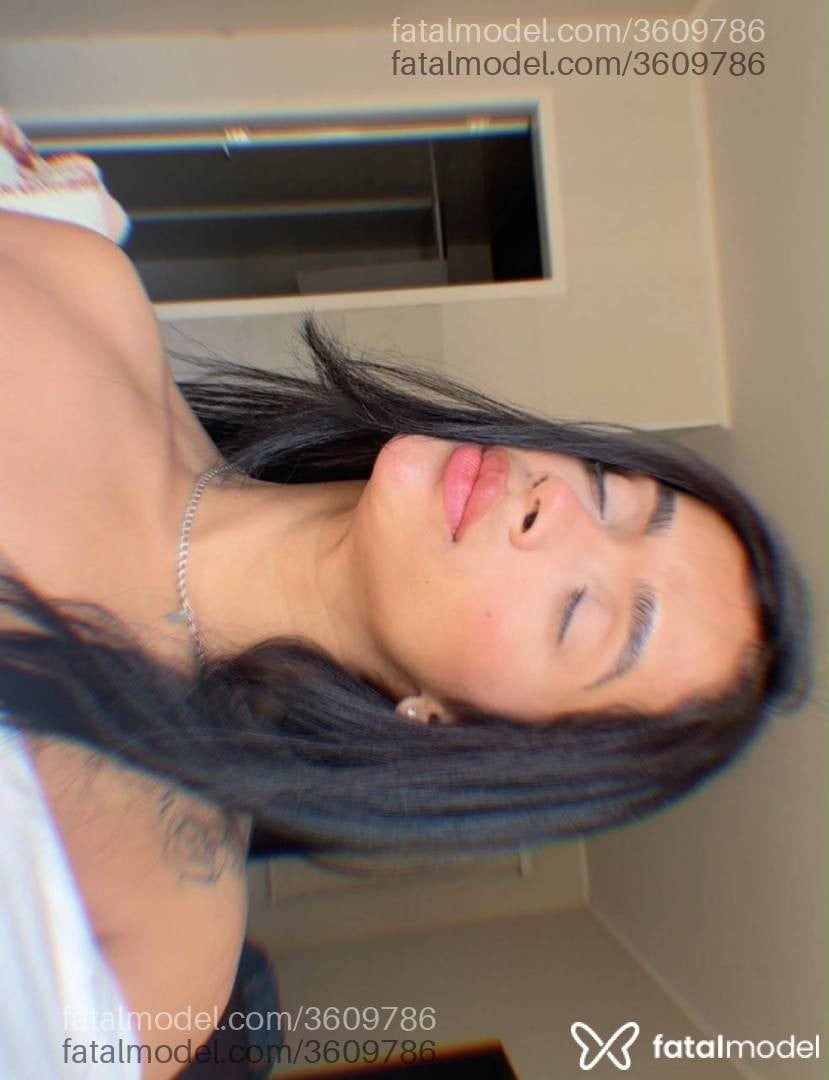 Acompanhante mulher morena (o) de olhos pretos - Celine