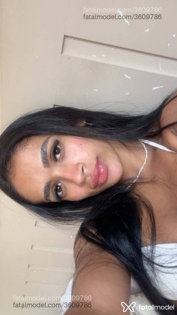 Acompanhante mulher morena (o) de olhos pretos - Celine
