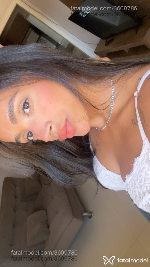 Acompanhante mulher morena (o) de olhos pretos - Celine