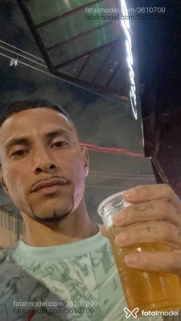 Acompanhante homem com cabelo castanho de olhos mel - Diogo