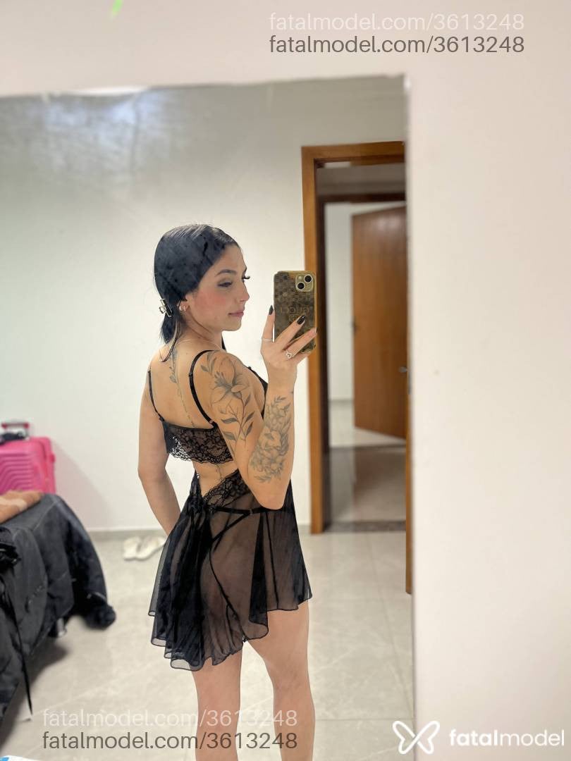 Acompanhante mulher morena (o) de olhos pretos - Mia Valentiina