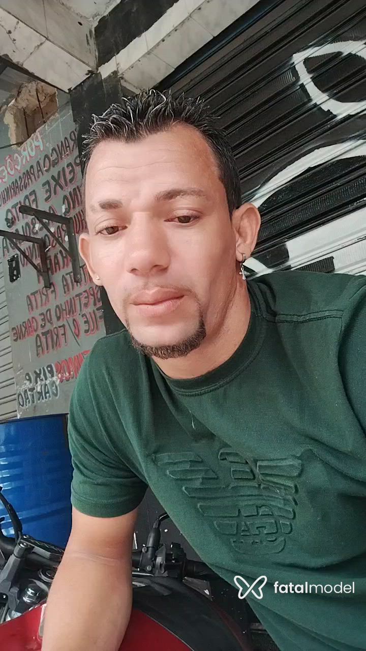 Acompanhante homem loira (o) de olhos castanhos - Valter