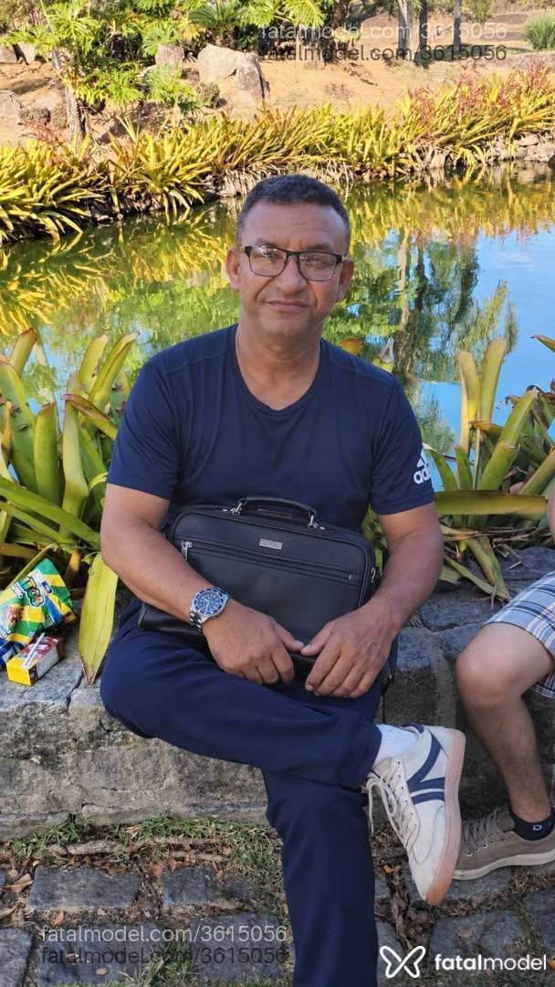 Acompanhante homem com cabelo grisalho de olhos castanhos - Morais