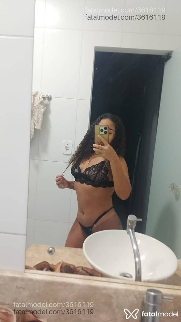 Acompanhante mulher com cabelo castanho de olhos mel - Taynara