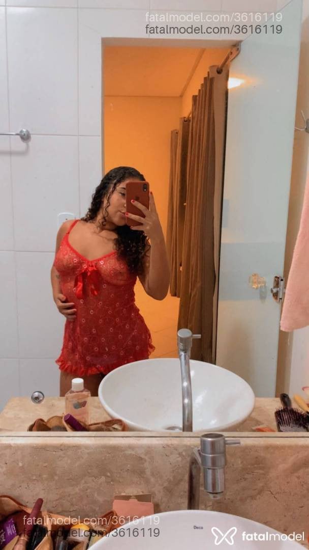Acompanhante mulher com cabelo castanho de olhos mel - Taynara