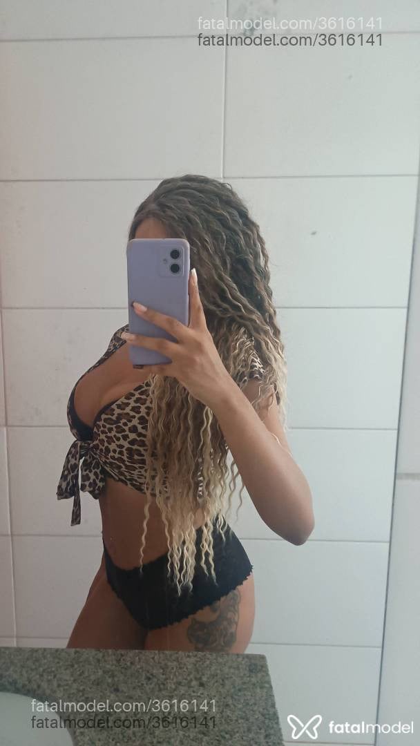 Acompanhante mulher loira (o) de olhos castanhos - Jessica