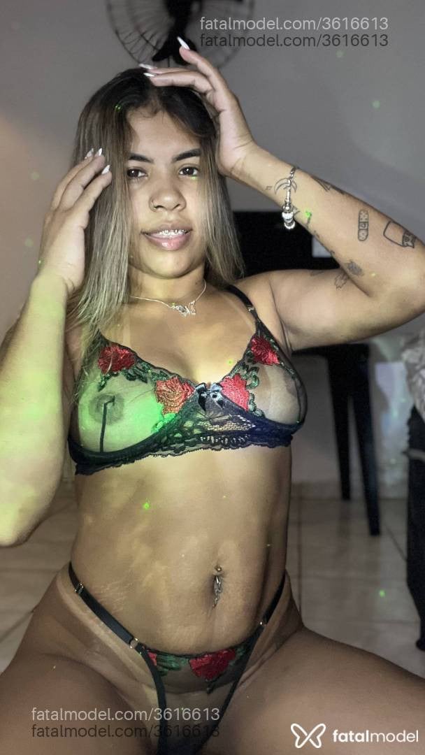 Acompanhante mulher loira (o) de olhos castanhos - Malévola