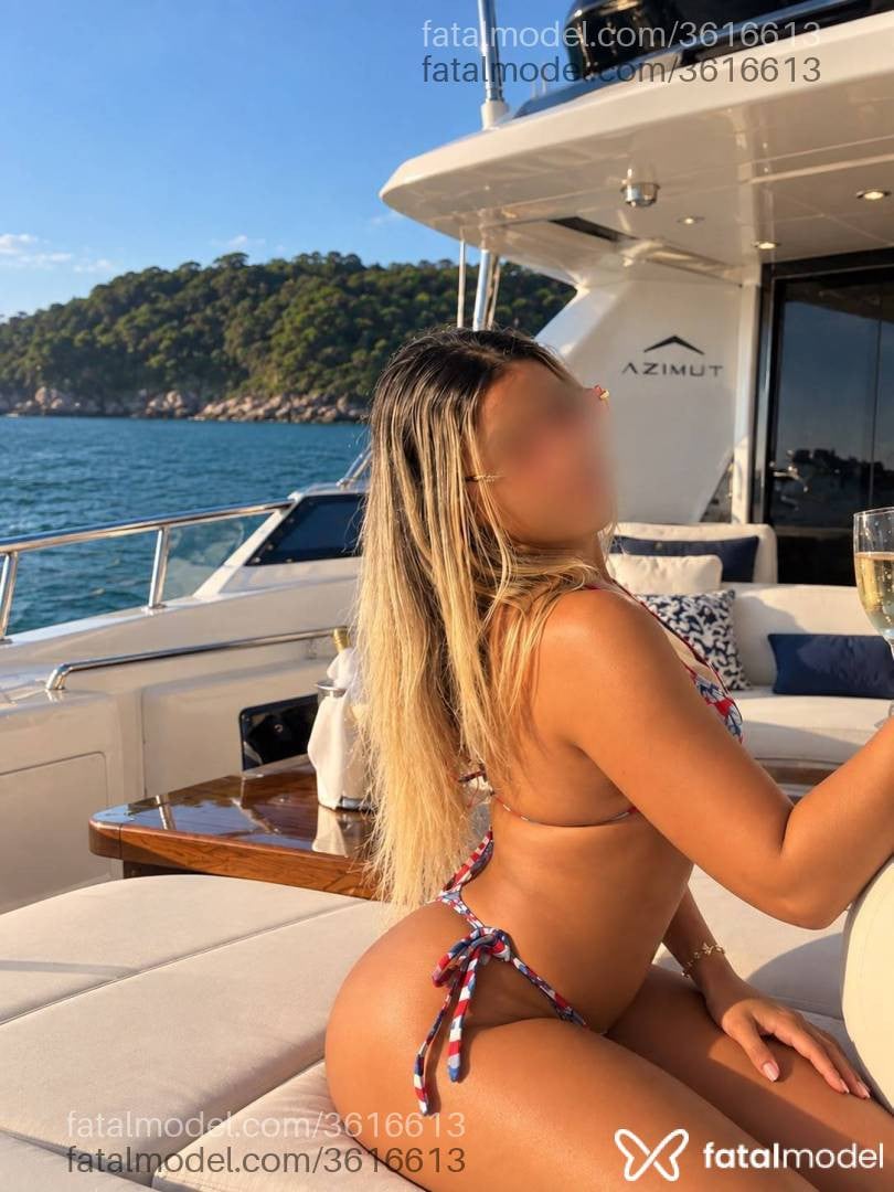 Acompanhante mulher loira (o) de olhos castanhos - Malévola