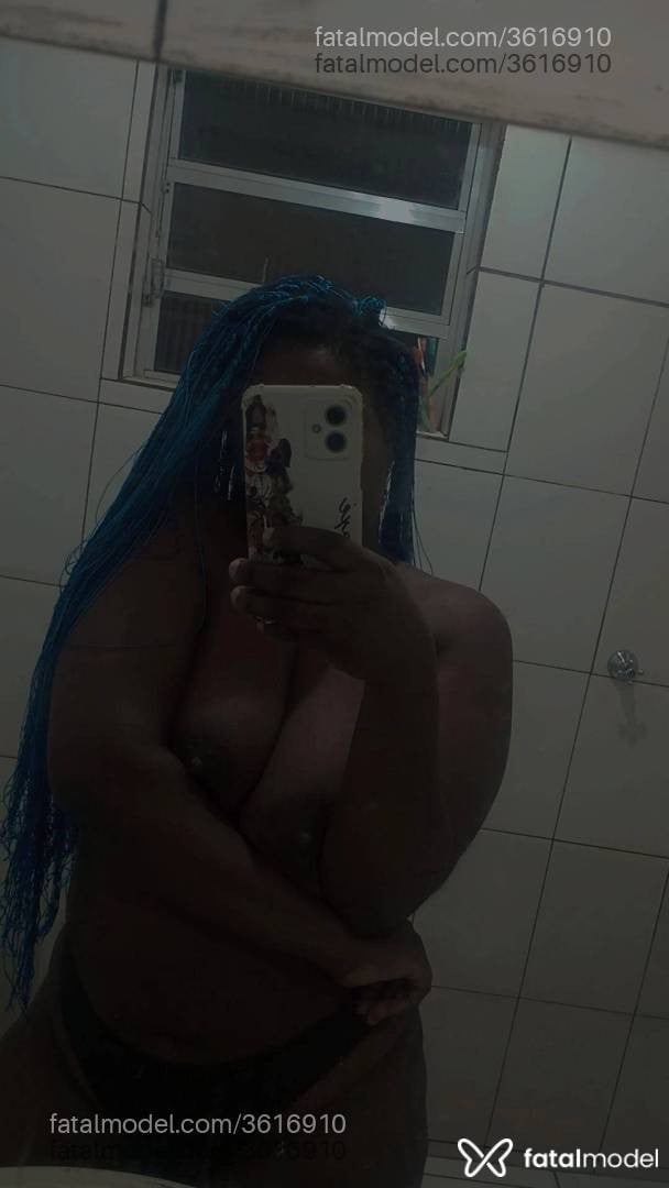 Acompanhante mulher com cabelo colorido de olhos castanhos - Morrenna
