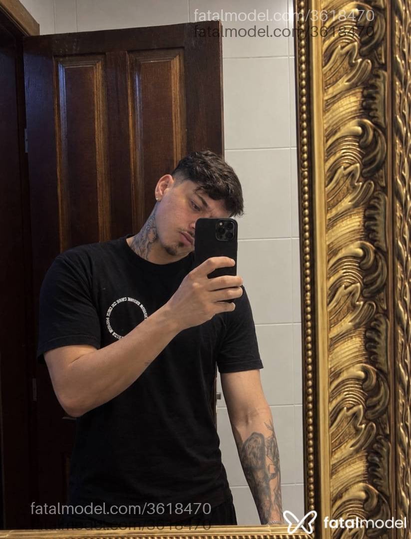 Acompanhante homem com cabelo castanho de olhos castanhos - Manezinho