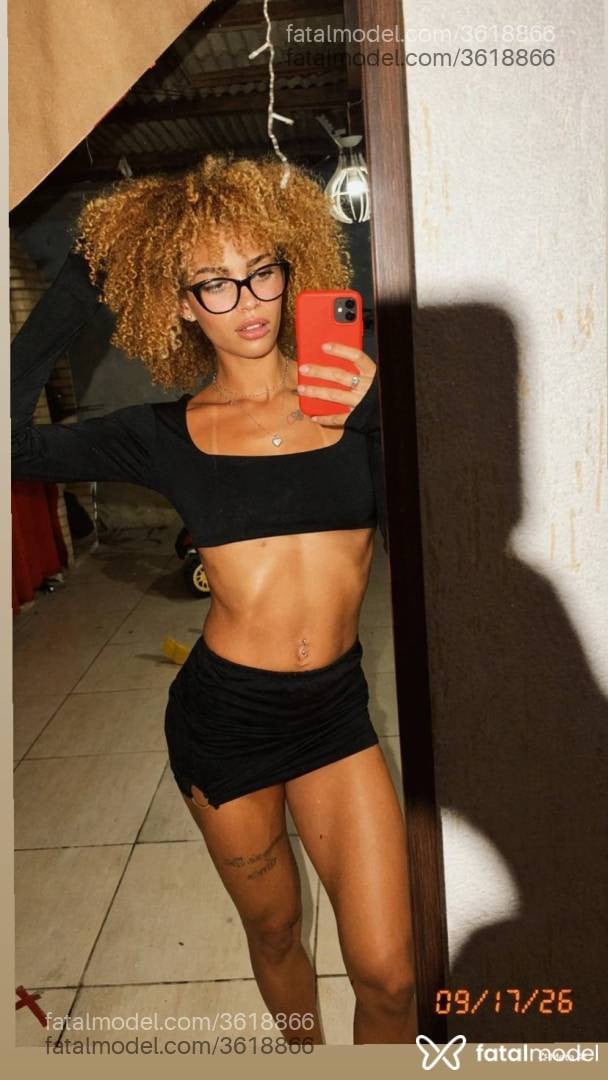 Acompanhante mulher loira (o) de olhos mel - Kelly