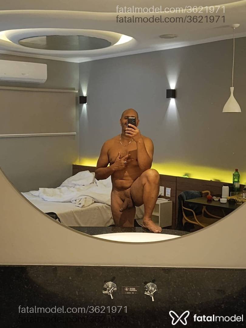 Acompanhante homem sem cabelo de olhos castanhos - Toddy