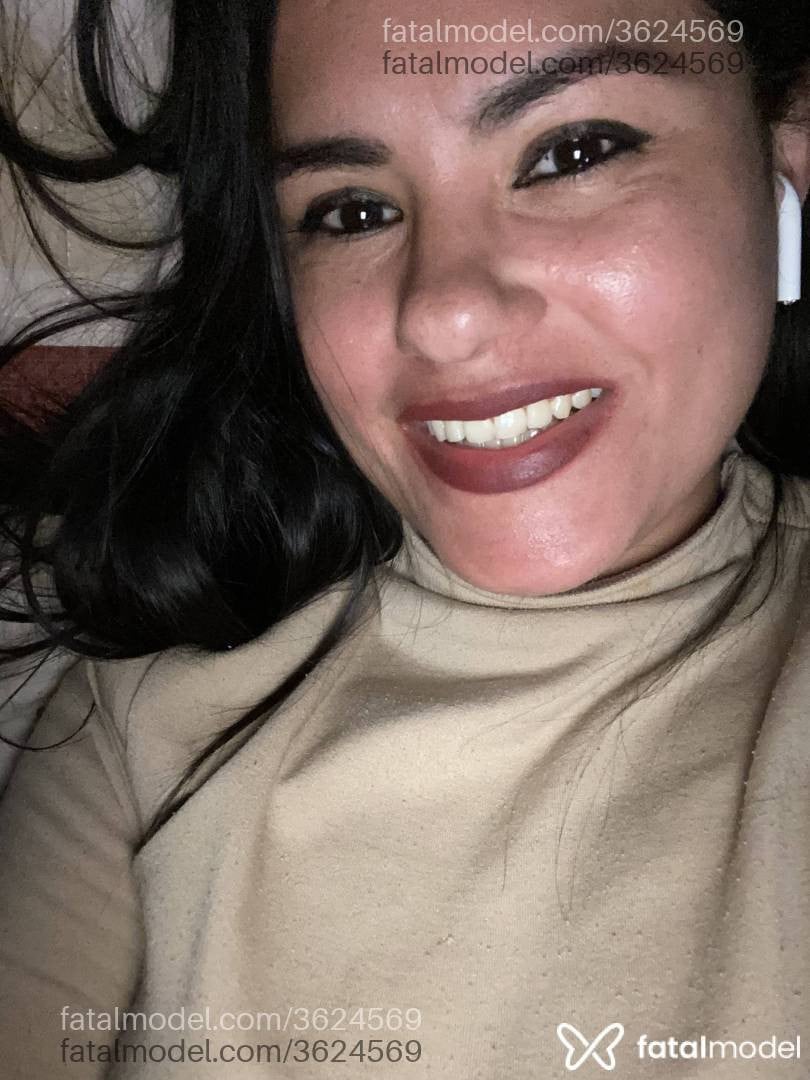 Acompanhante mulher morena (o) de olhos pretos - Chelly