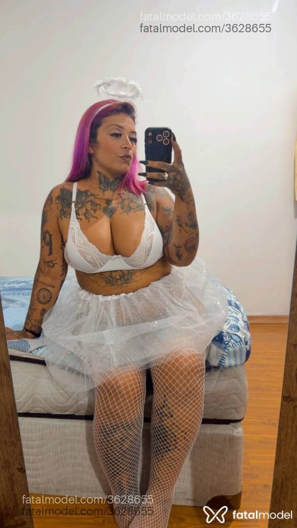 Acompanhante mulher com cabelo colorido de olhos mel - Morena Tatuadaa